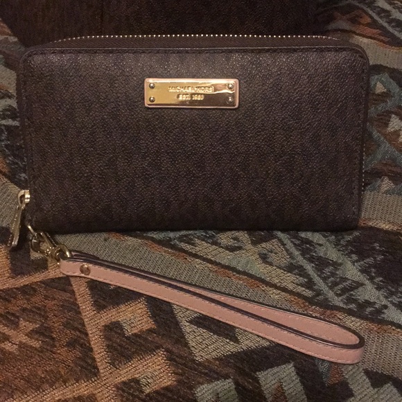 Michael Kors Handbags - Michael Kors wallet